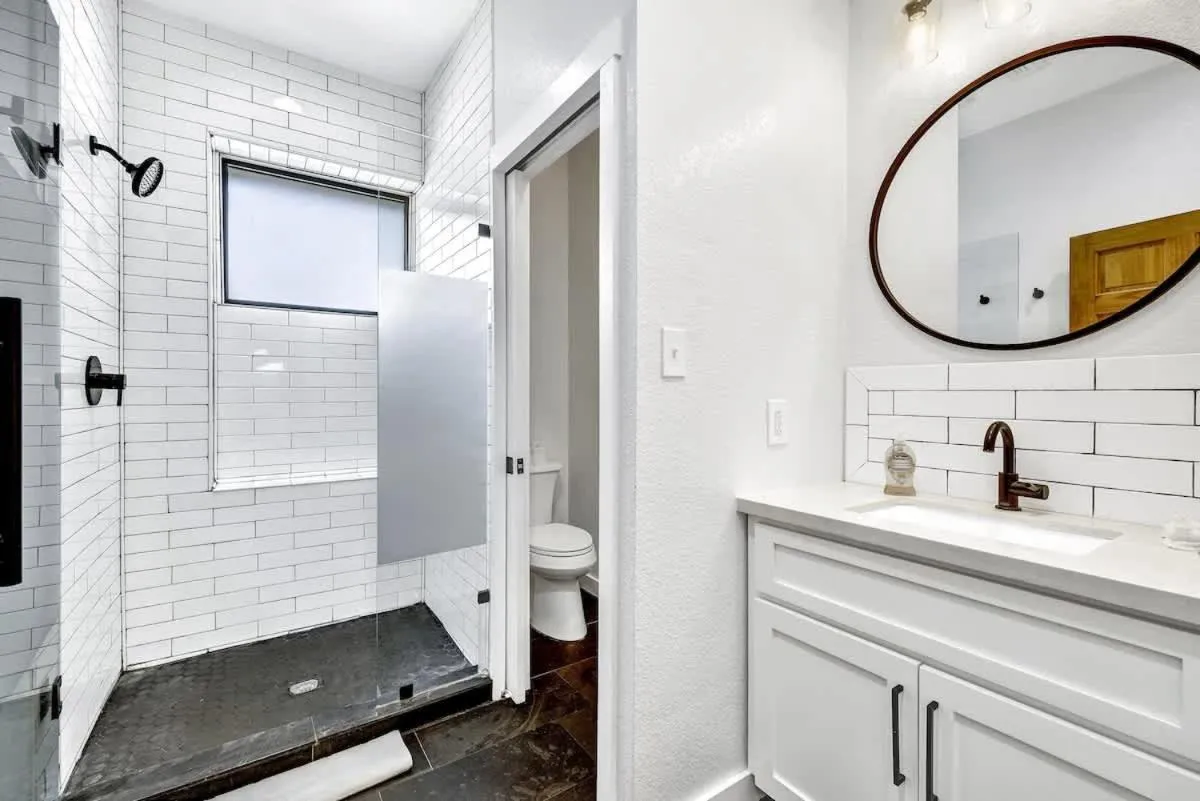 Shower in Olive St Ranch with HotTub-Grill and Party Barn