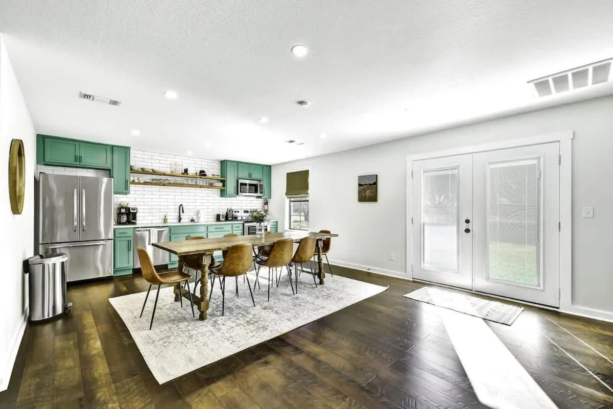 Dining area in Olive St Ranch with HotTub-Grill and Party Barn