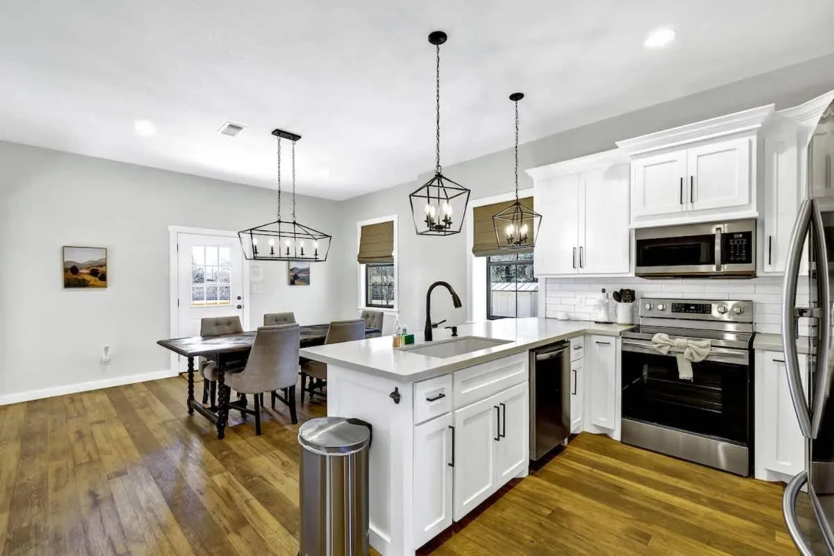 Kitchen or kitchenette in Olive St Ranch with HotTub-Grill and Party Barn