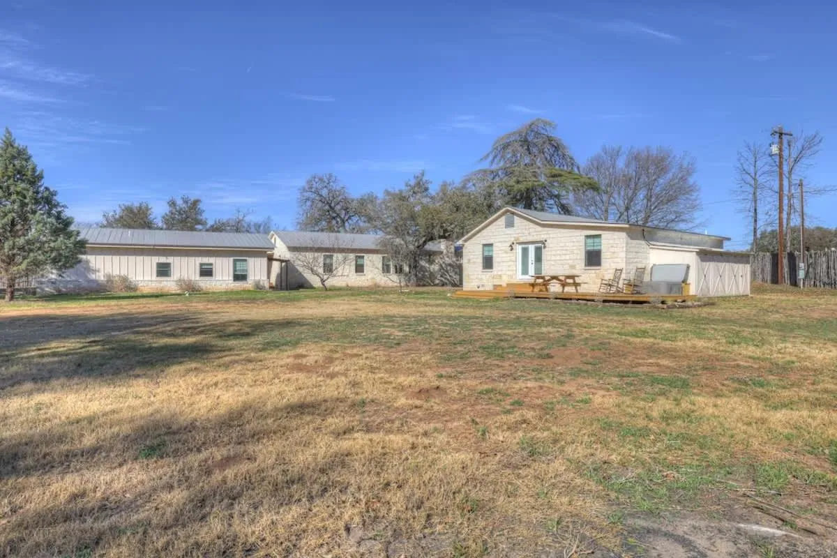 Property building in Olive St Ranch with HotTub-Grill and Party Barn