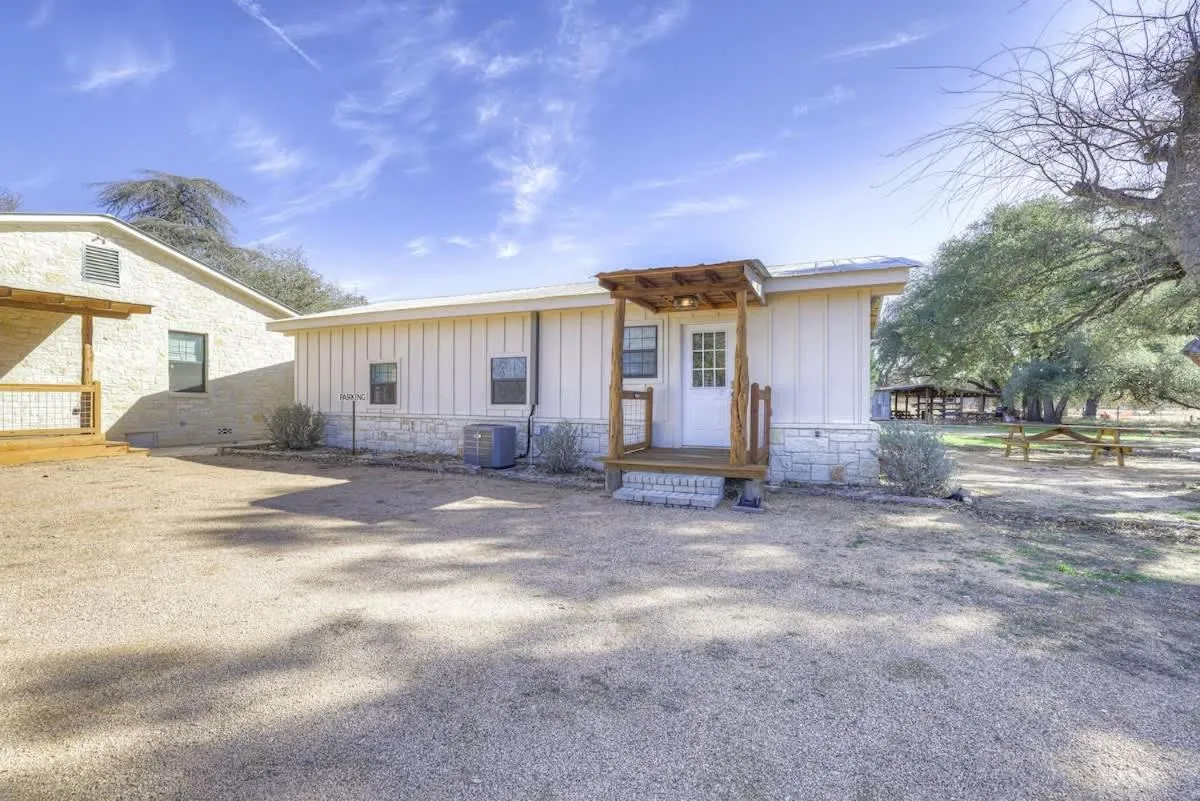 Property building in Olive St Ranch with HotTub-Grill and Party Barn