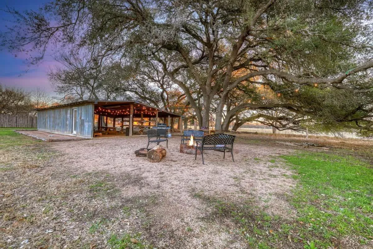 Spring in Olive St Ranch with HotTub-Grill and Party Barn