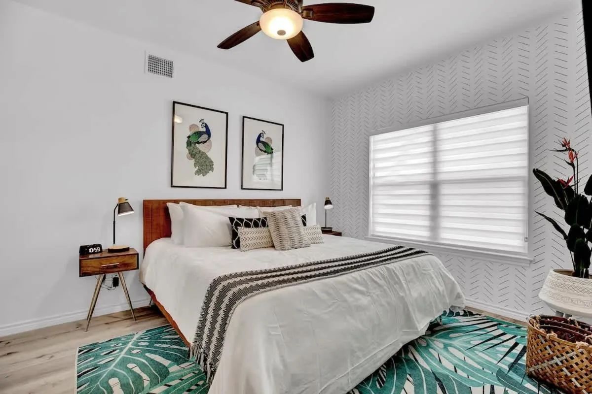 Bed in Luxury Modern Home with Hot tub Deck & Firepit!