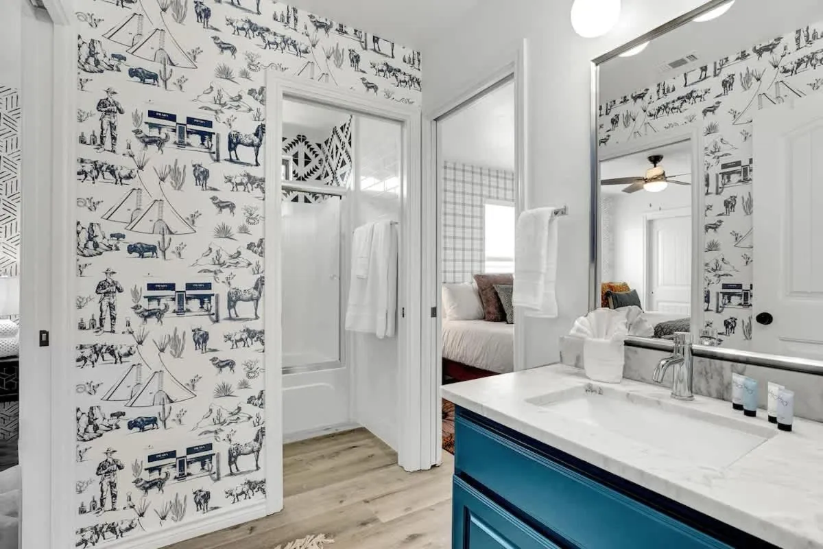 Bed in Luxury Modern Home with Hot tub Deck & Firepit!