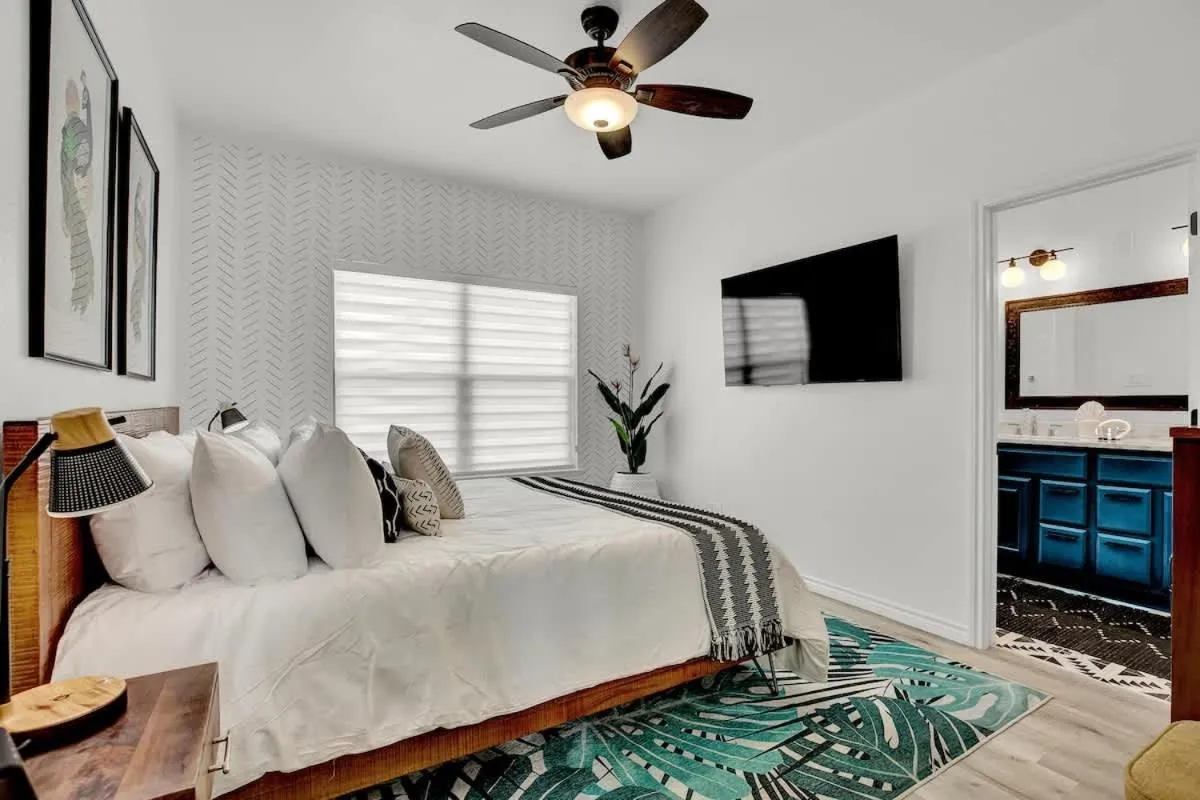 Bed in Luxury Modern Home with Hot tub Deck & Firepit!