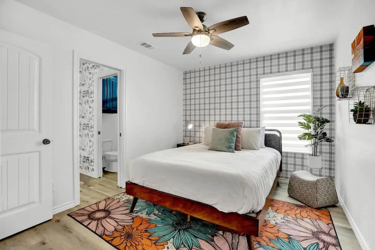 Bed in Luxury Modern Home with Hot tub Deck & Firepit!