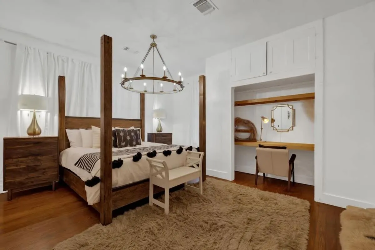 Bed in Poplar Place Main House with Hot tub-1 mi to Main St