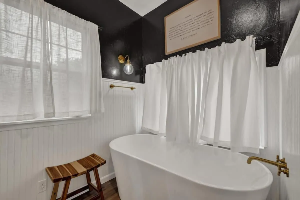 Bathroom in Poplar Place Main House with Hot tub-1 mi to Main St