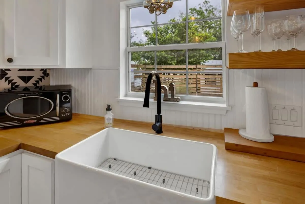 Kitchen or kitchenette in Poplar Place Main House with Hot tub-1 mi to Main St