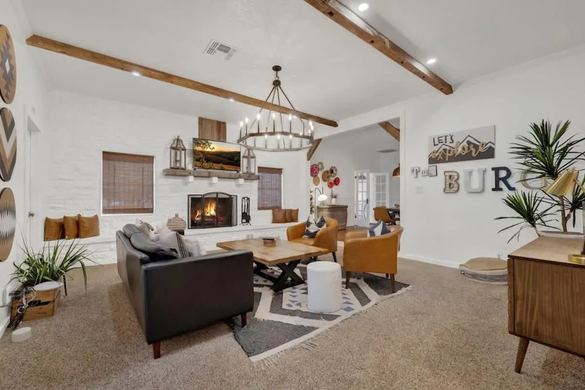 Living room in Poplar Place Main House with Hot tub-1 mi to Main St