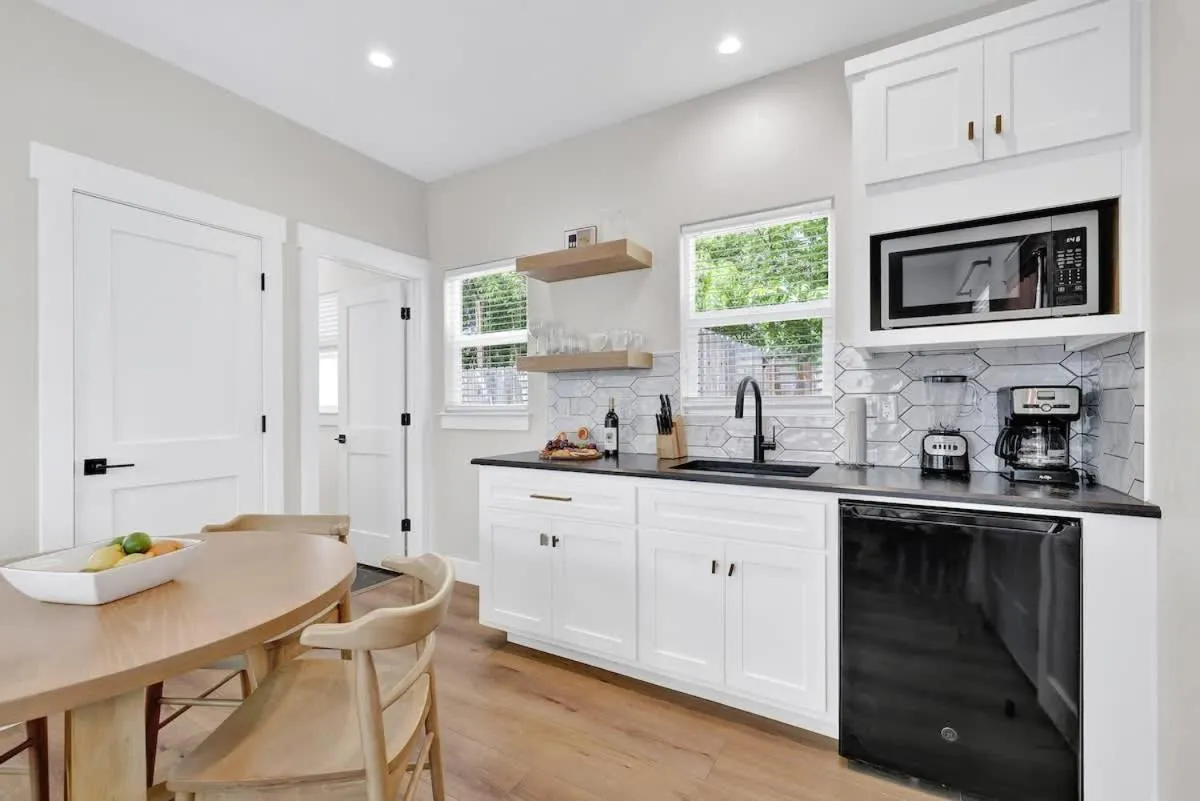 Coffee/tea facilities in The Grove-C with Hot Tub - Walk to Main Street