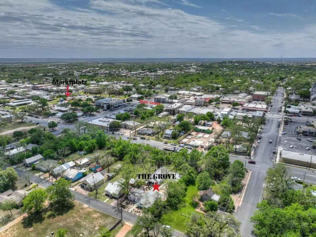 Day in The Grove-C with Hot Tub - Walk to Main Street