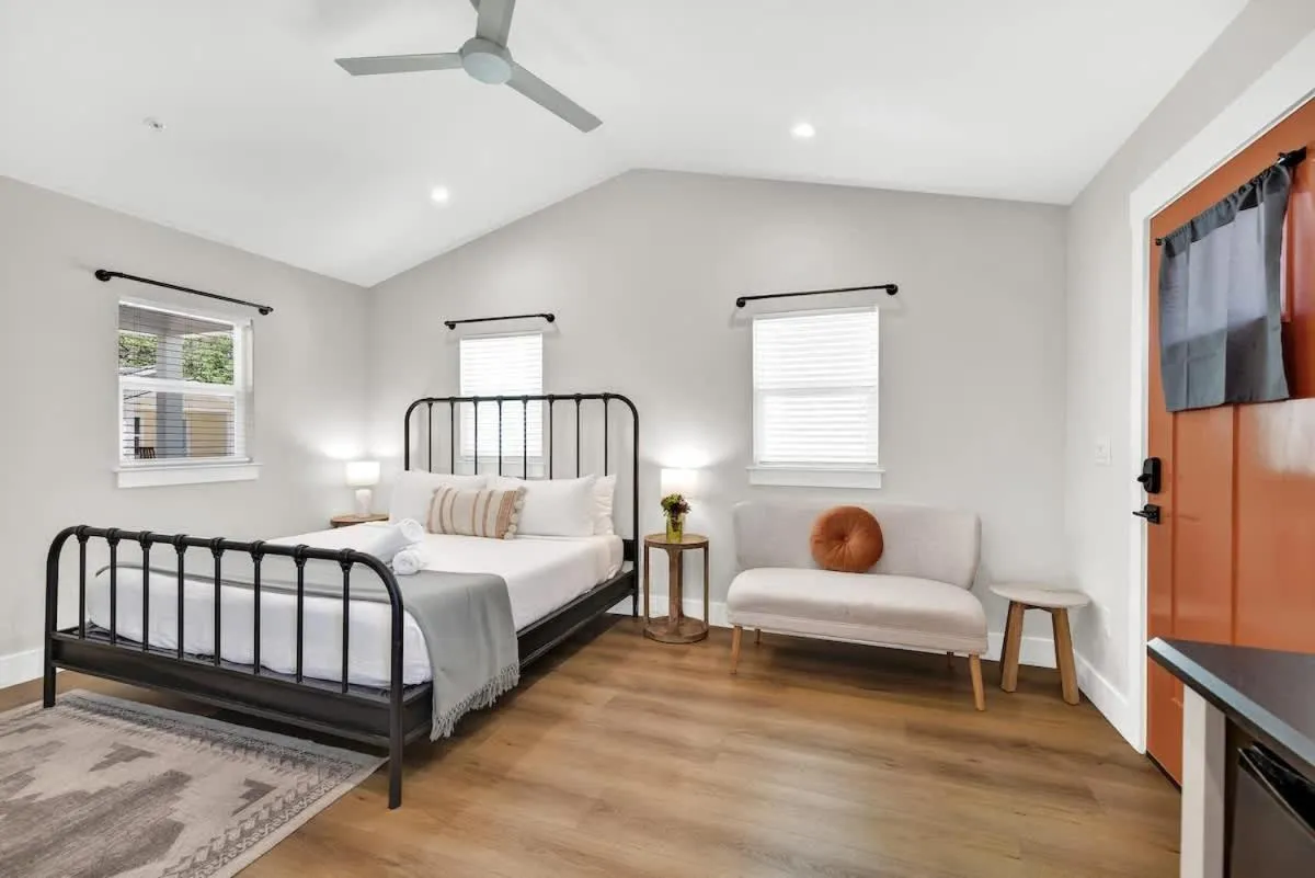 Bed in The Grove B Stylish Cottage - Walk to Main