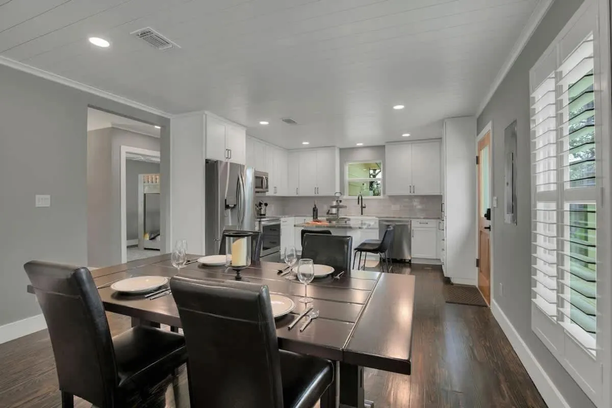 Dining area in Upscale Home with Pool and FirePit - Close to Mercer St!