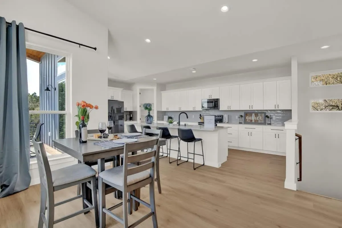 Kitchen or kitchenette in Stunning Lake Home with Pool-Beach-Gym-Boat Access