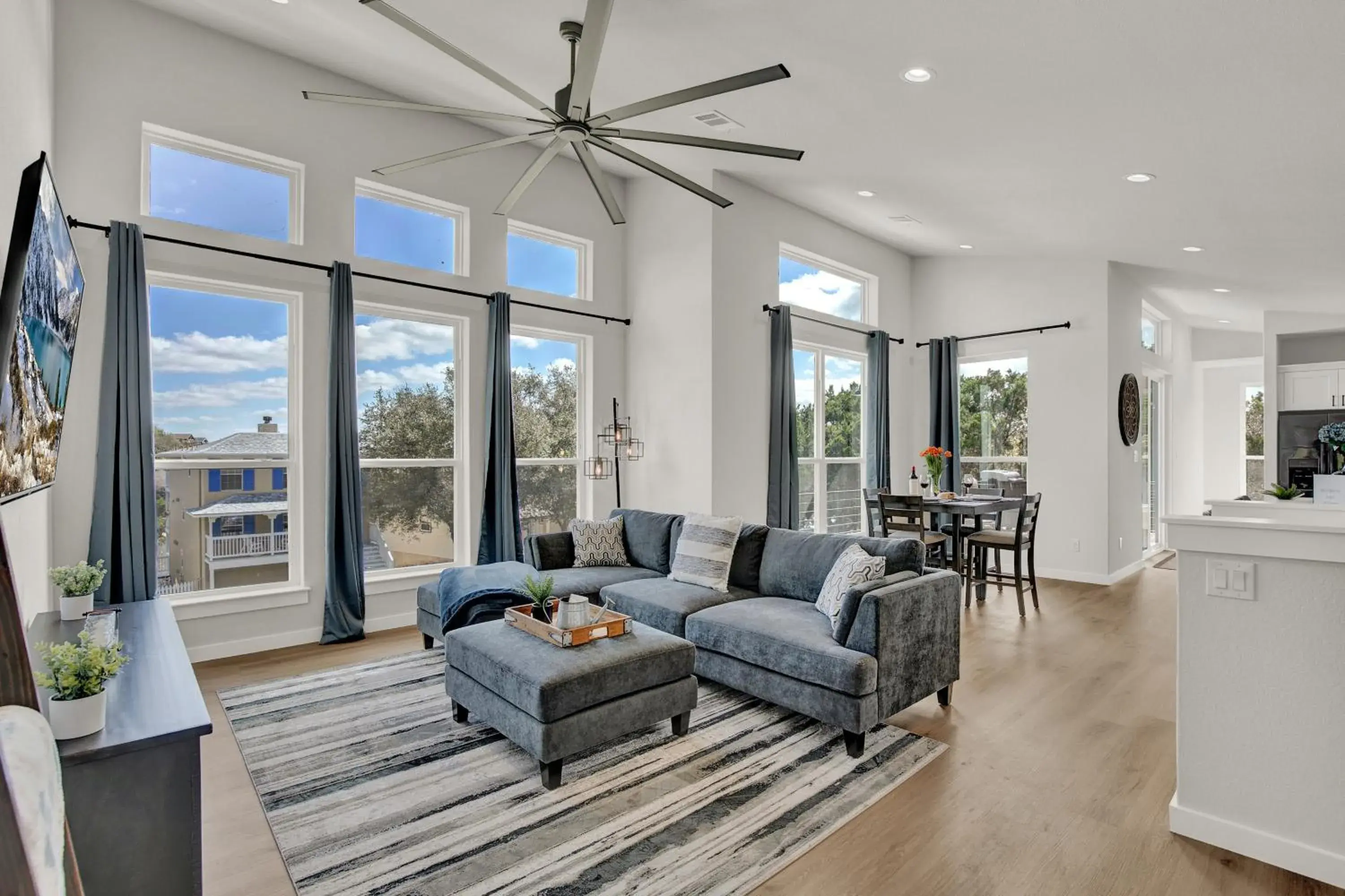 Holiday Home in Stunning Lake Home with Pool-Beach-Gym-Boat Access Holiday Home in Stunning Lake Home with Pool-Beach-Gym-Boat Access