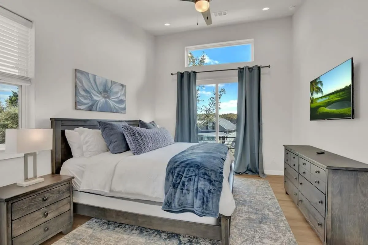 Bed in Stunning Lake Home with Pool-Beach-Gym-Boat Access