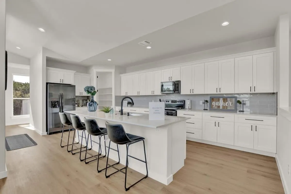 Coffee/tea facilities in Stunning Lake Home with Pool-Beach-Gym-Boat Access