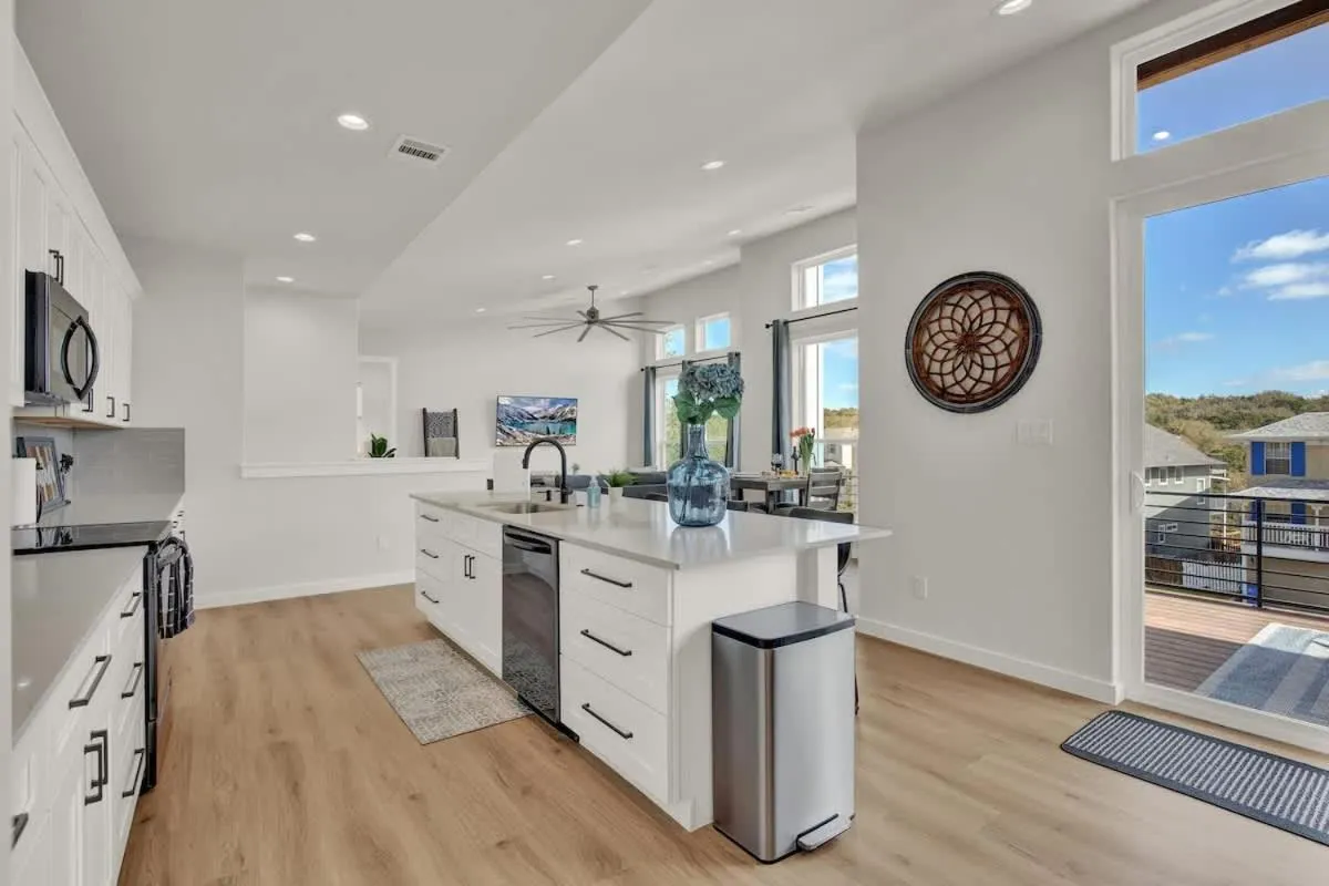 Kitchen or kitchenette in Stunning Lake Home with Pool-Beach-Gym-Boat Access