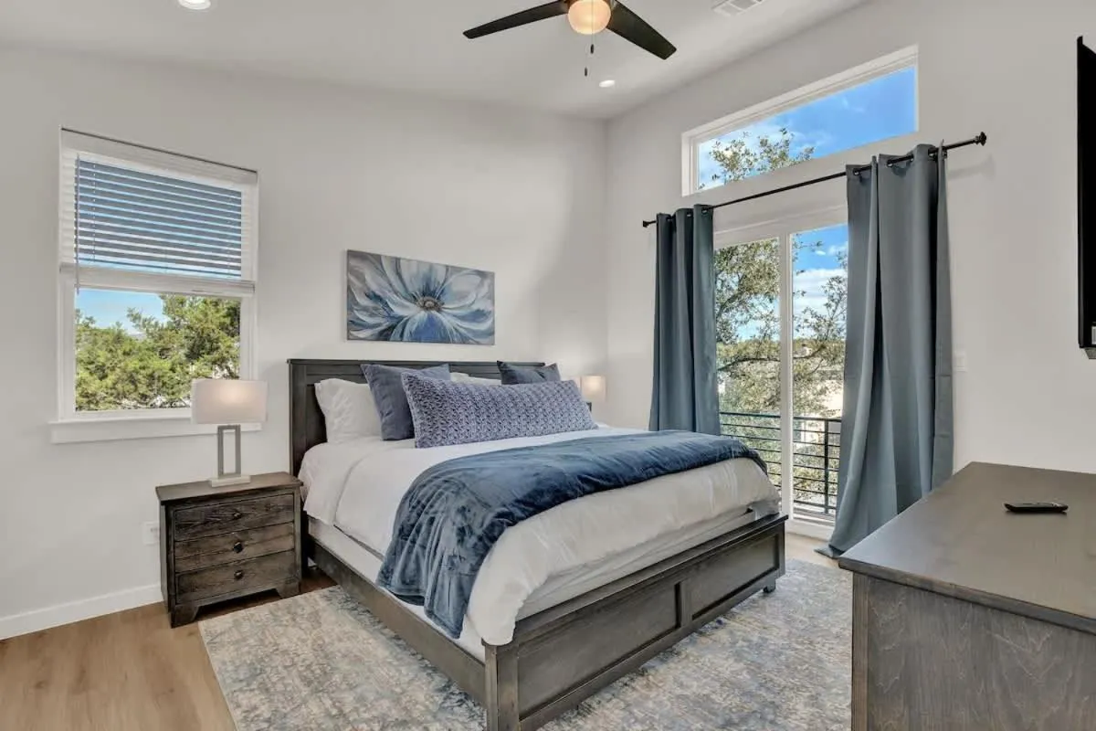 Bed in Stunning Lake Home with Pool-Beach-Gym-Boat Access