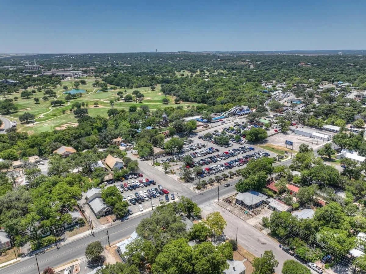 Parking in Walk to Schlitterbahn with Firepit