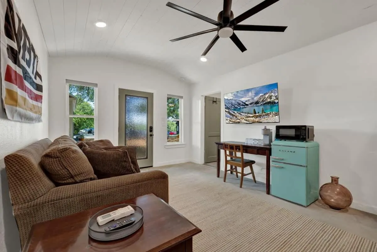 Living room in Walk to Schlitterbahn with Firepit