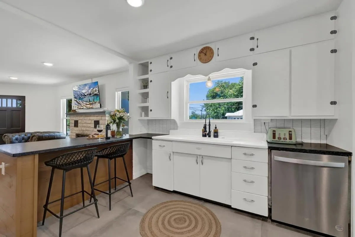 Kitchen or kitchenette in Walk to Schlitterbahn with Firepit