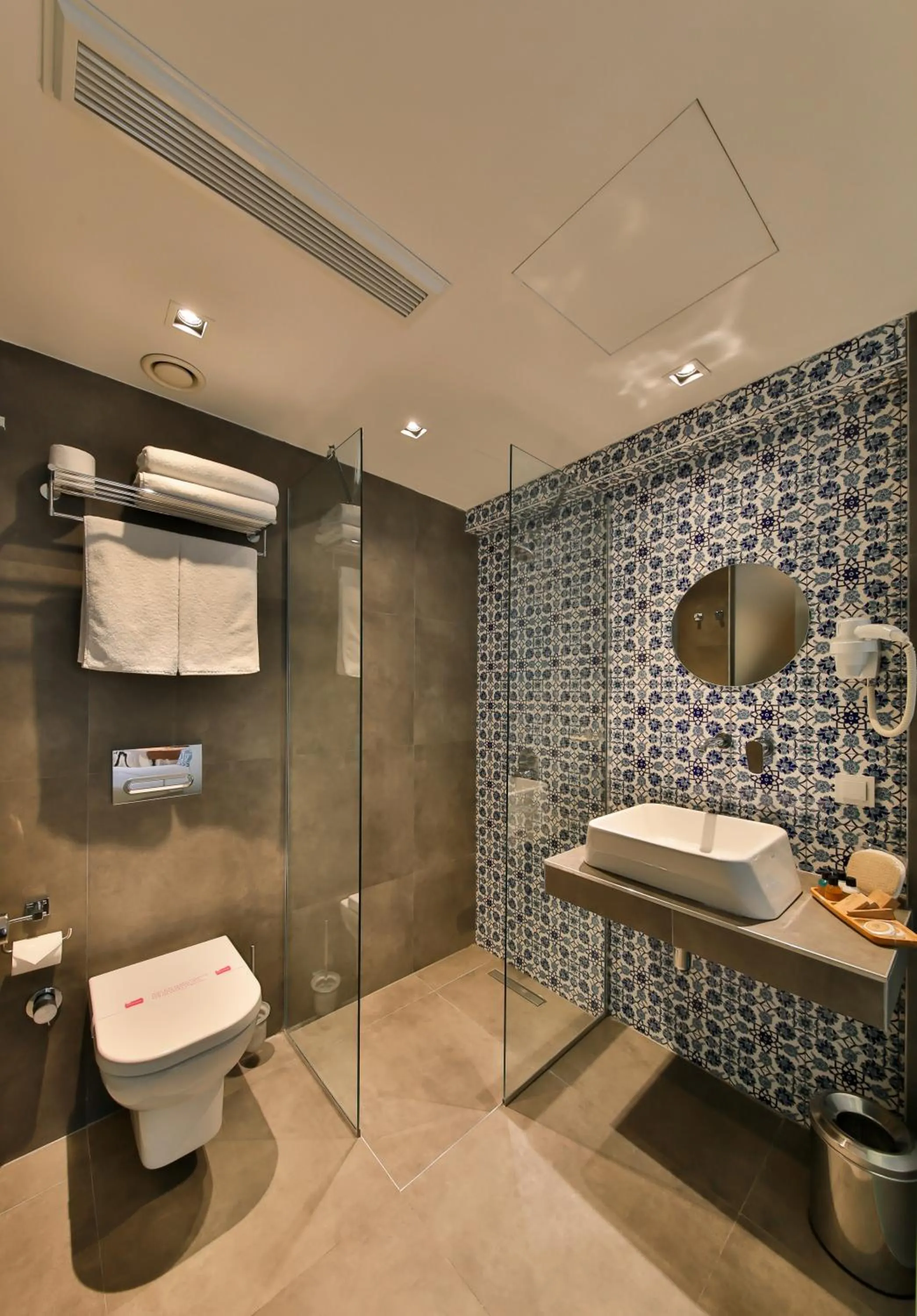 Bathroom in Alilass Hotel