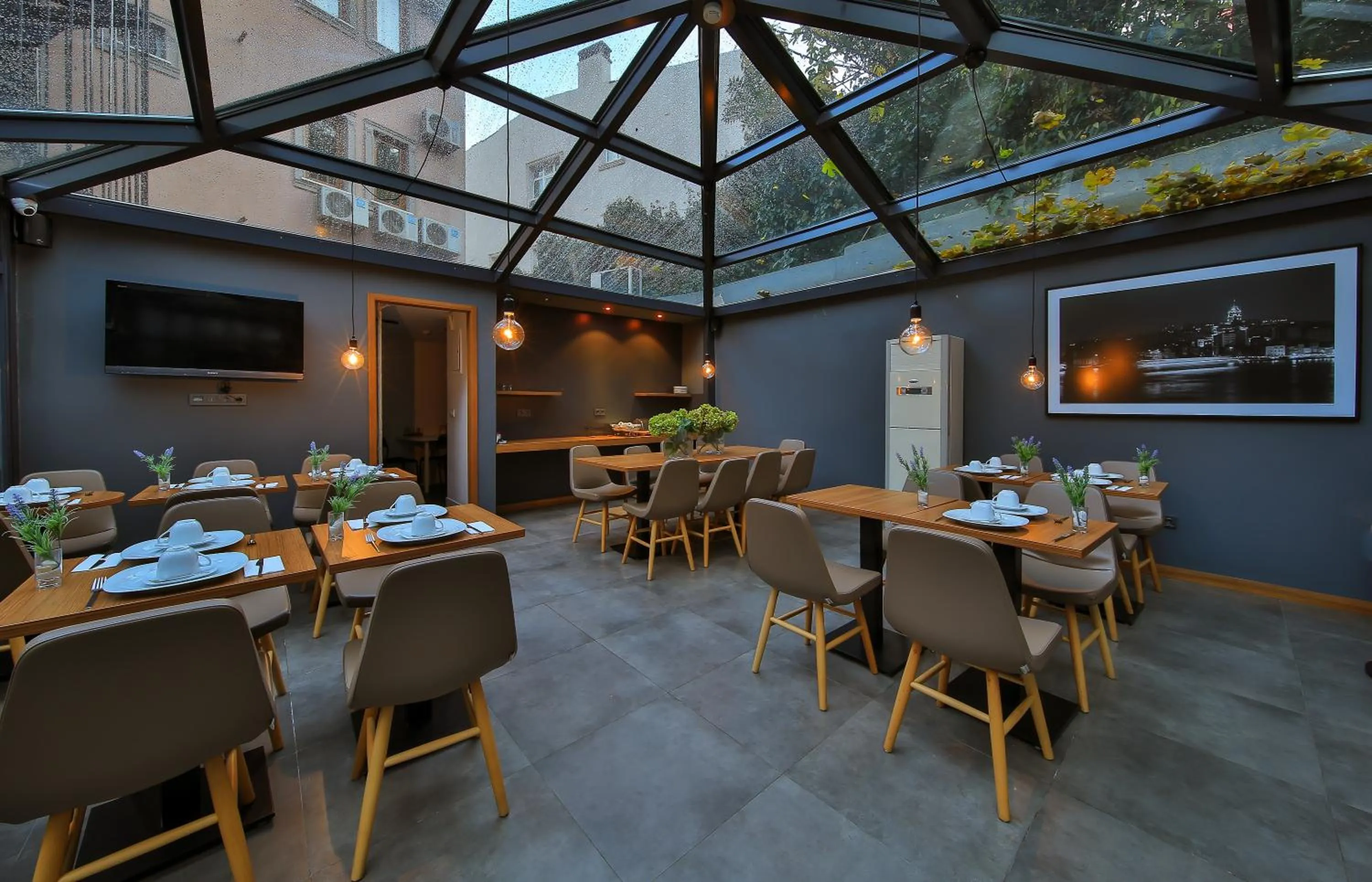 Restaurant/places to eat in Alilass Hotel