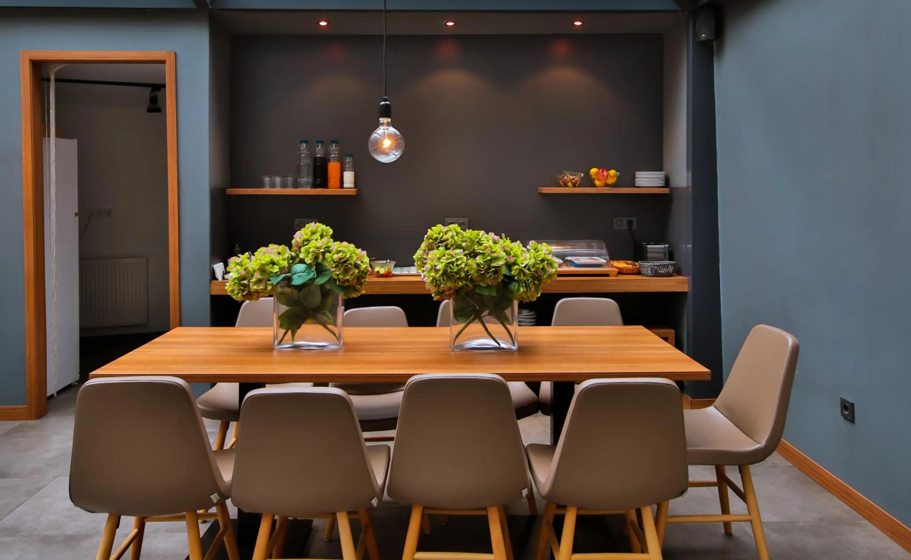 Restaurant/places to eat in Alilass Hotel