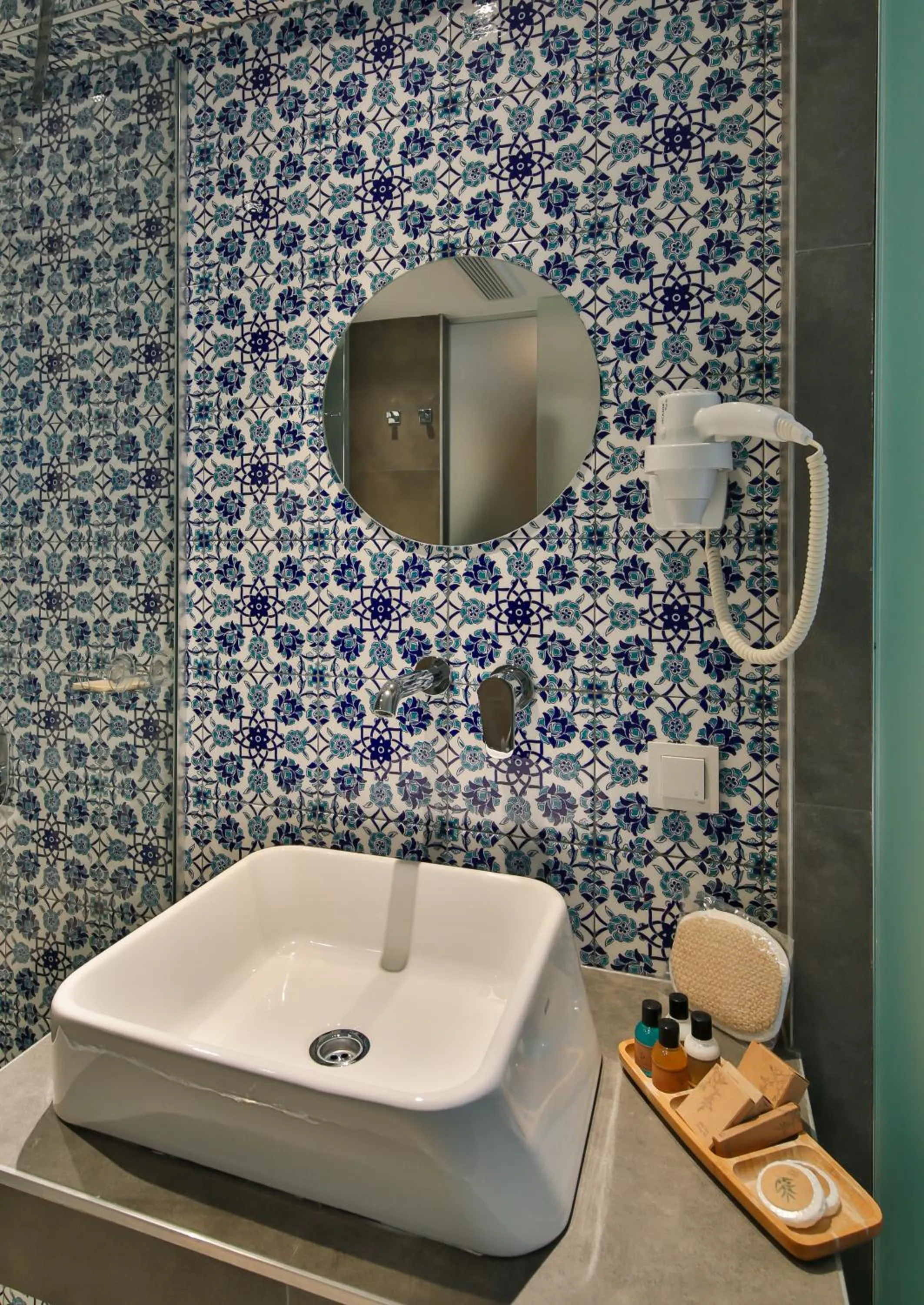 Bathroom in Alilass Hotel