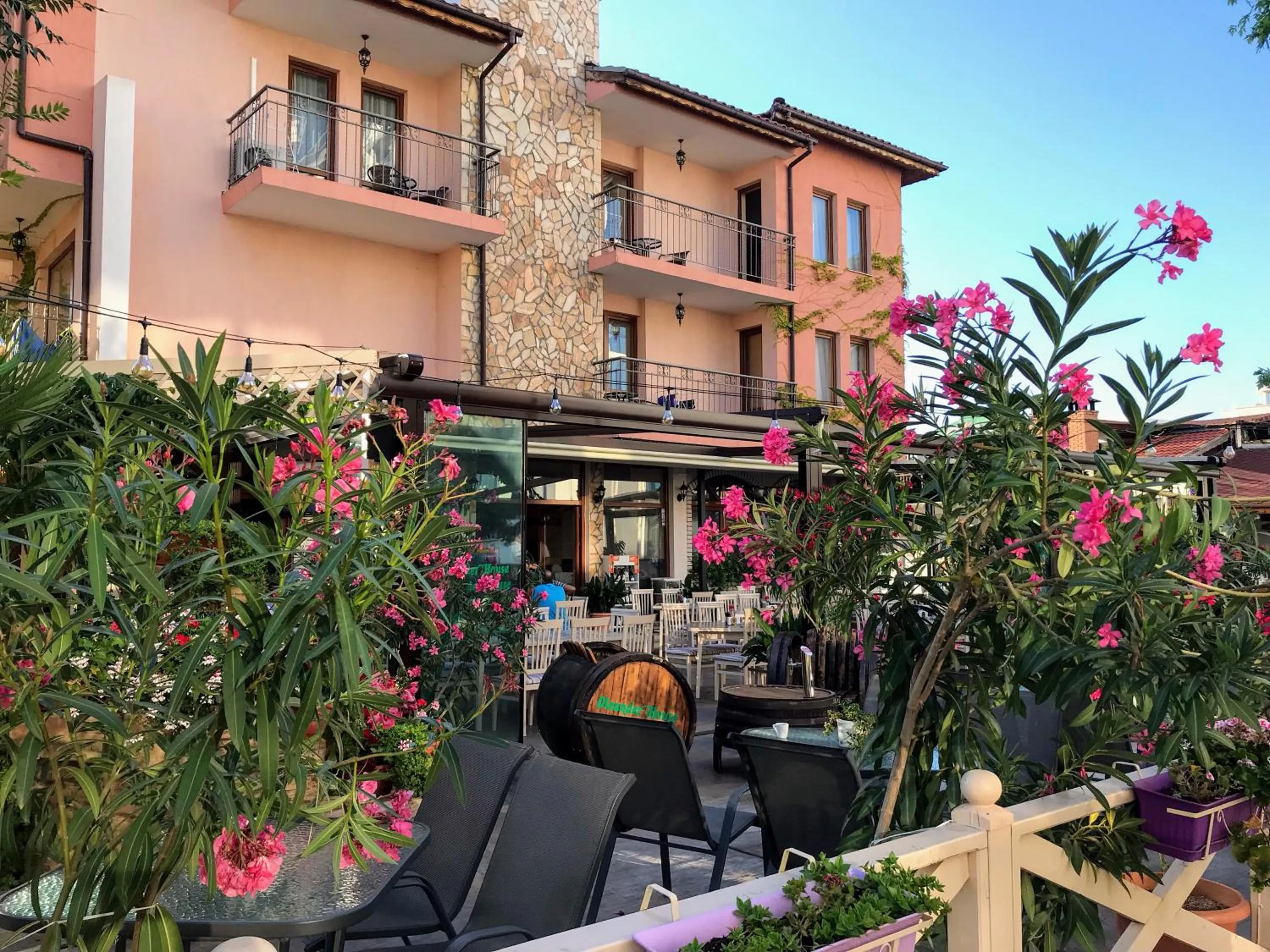 Restaurant/places to eat in Oleander House and Tennis Club