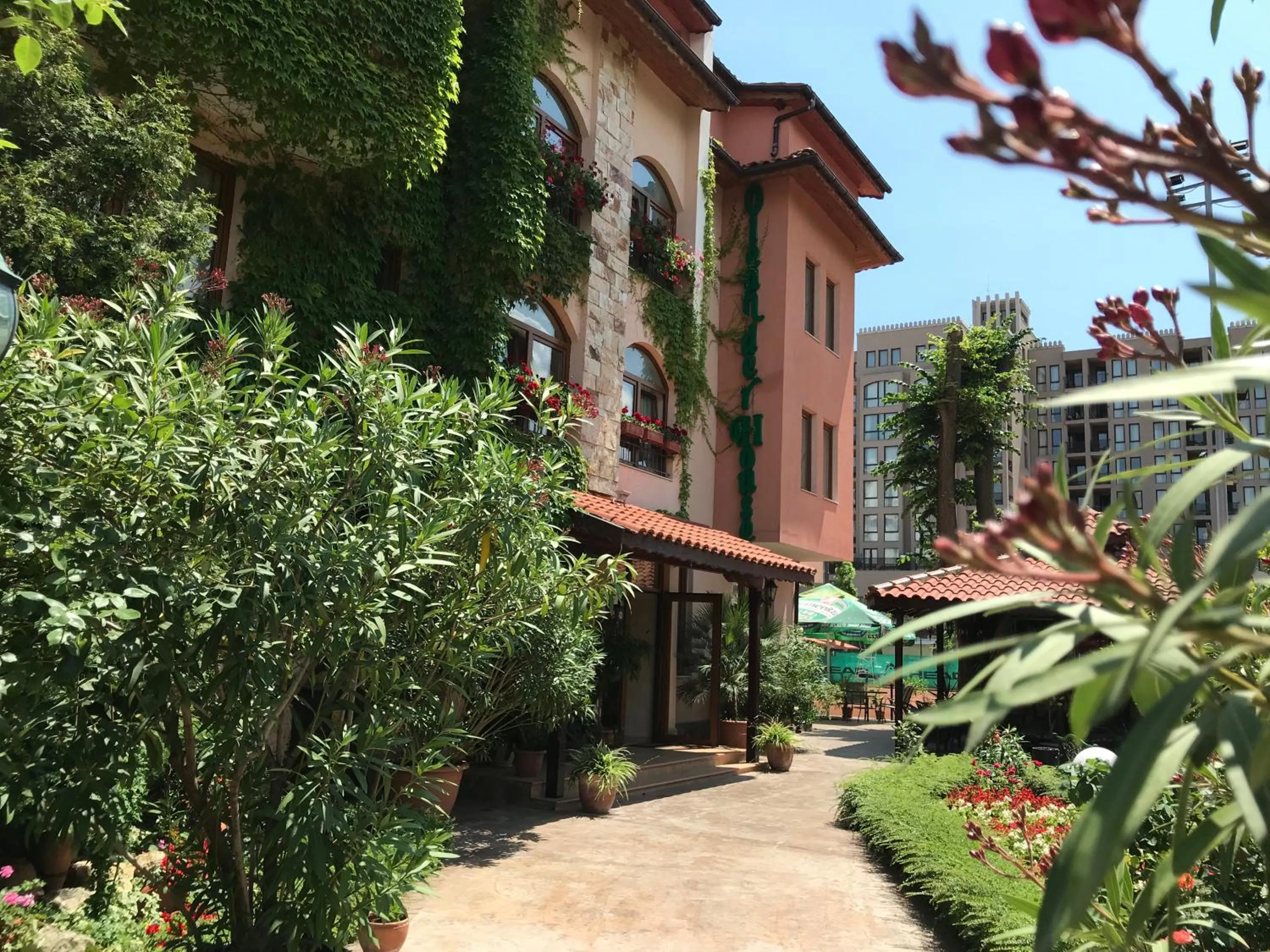 Facade/entrance in Oleander House and Tennis Club