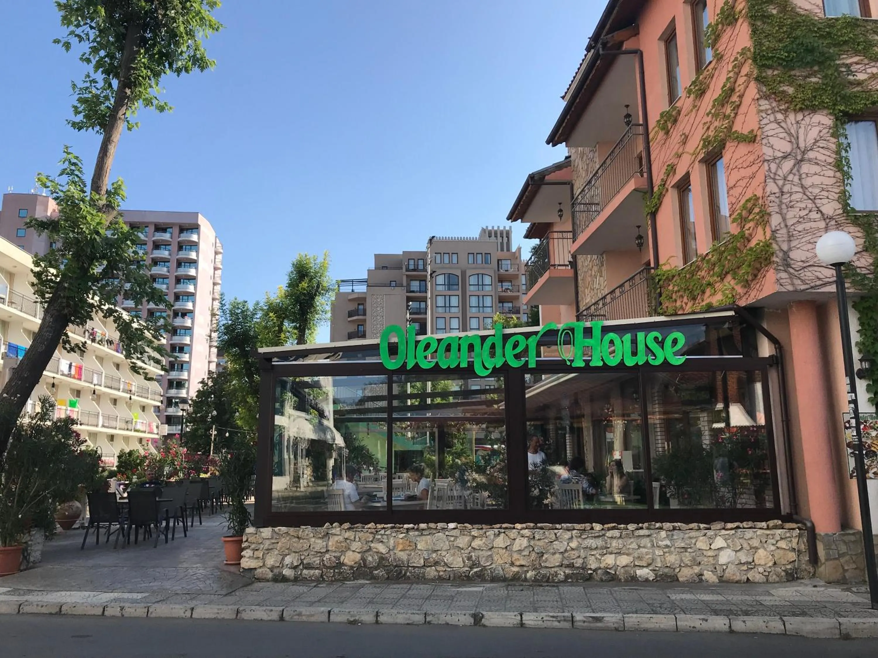 Restaurant/places to eat in Oleander House and Tennis Club