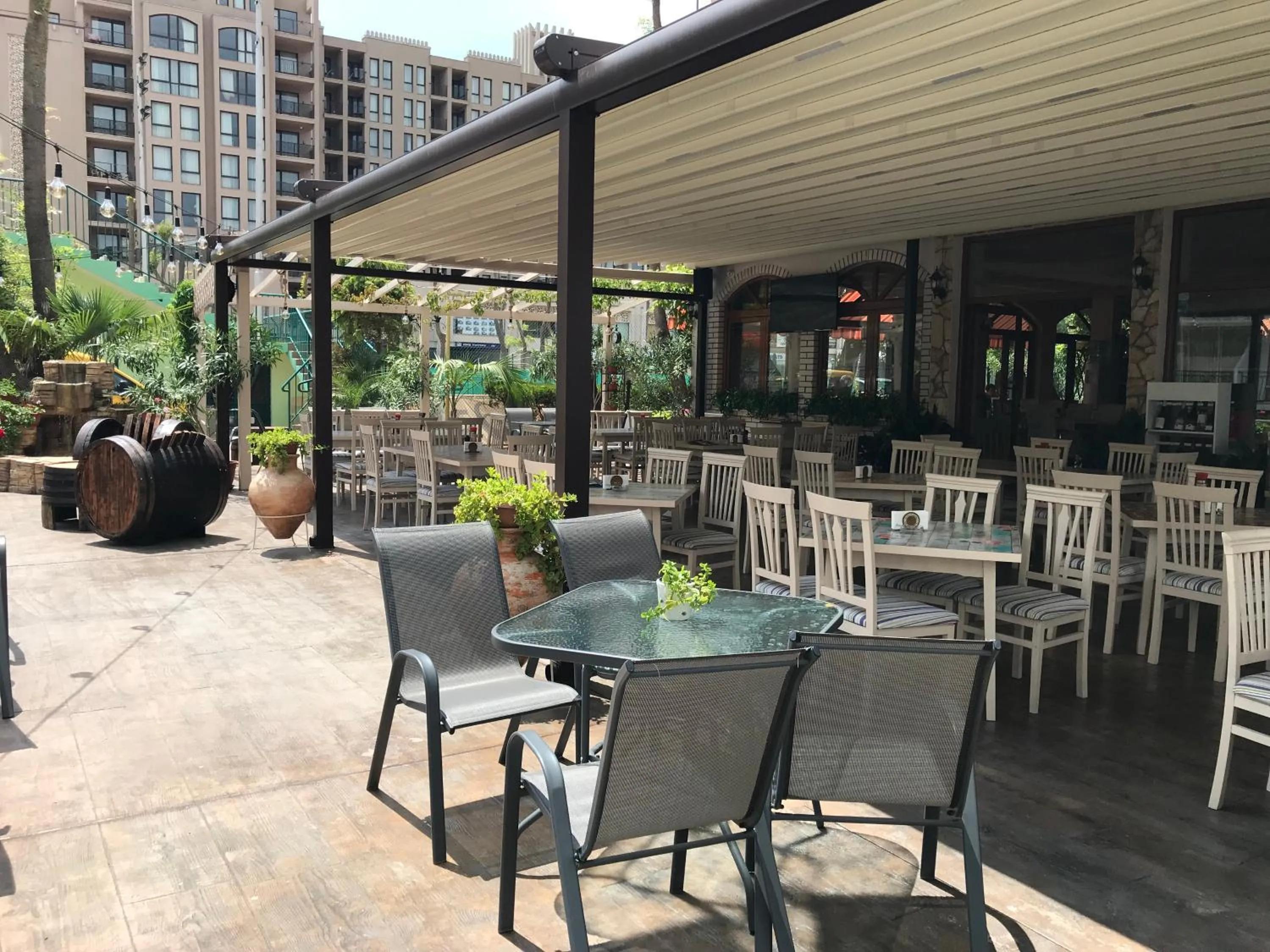 Restaurant/places to eat in Oleander House and Tennis Club