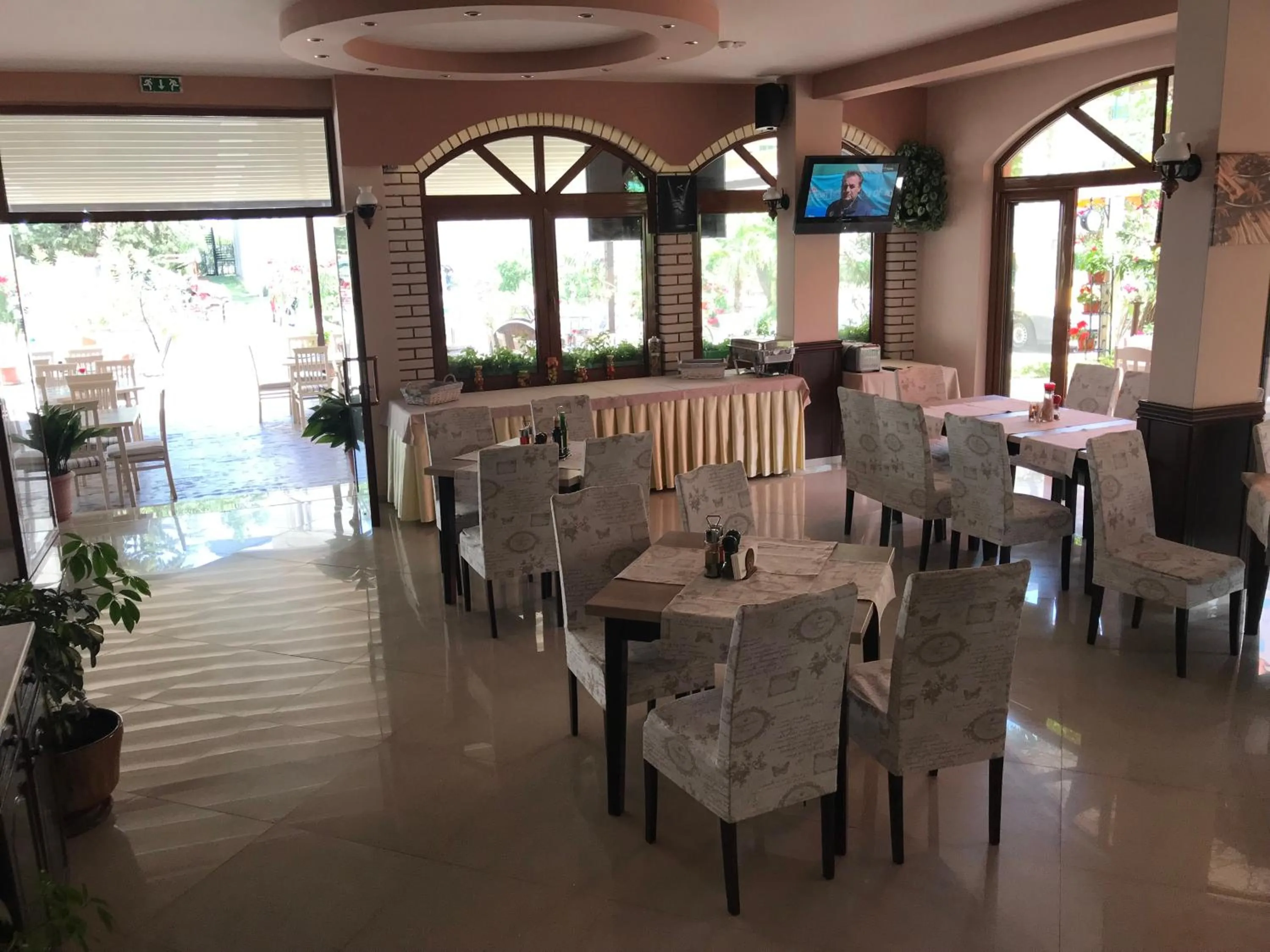 Restaurant/places to eat in Oleander House and Tennis Club