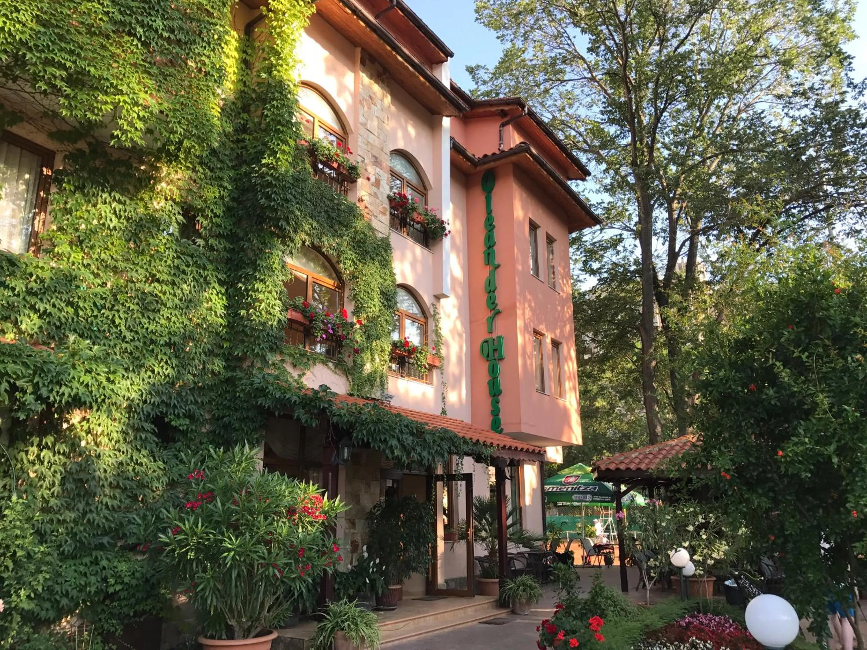 Facade/entrance in Oleander House and Tennis Club