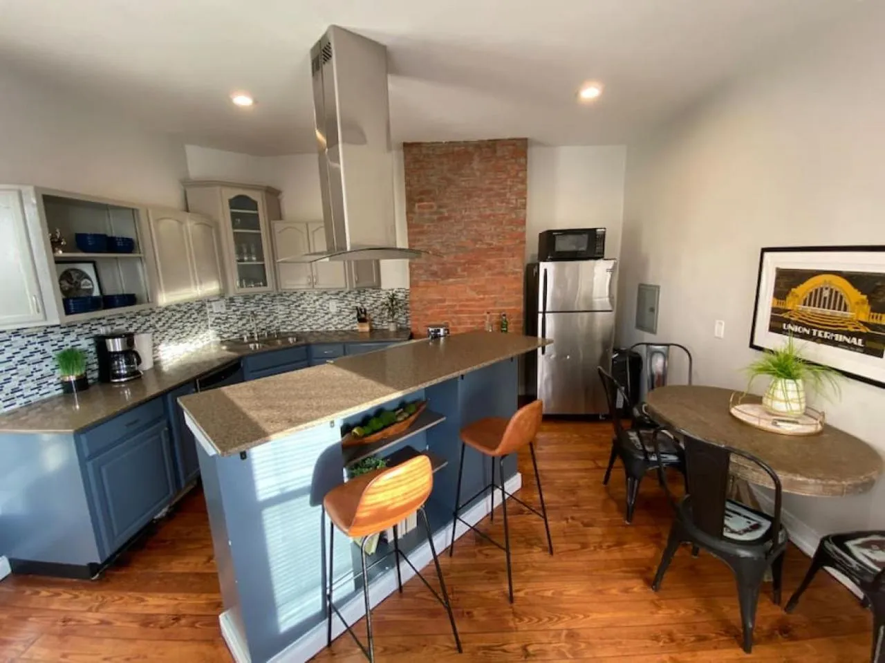 2 Large Apts w Parking - Downtown Over the Rhine