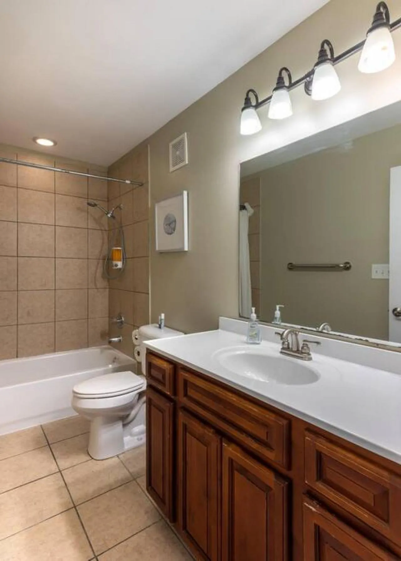 Broadway Suites - Stunning Downtown Condos