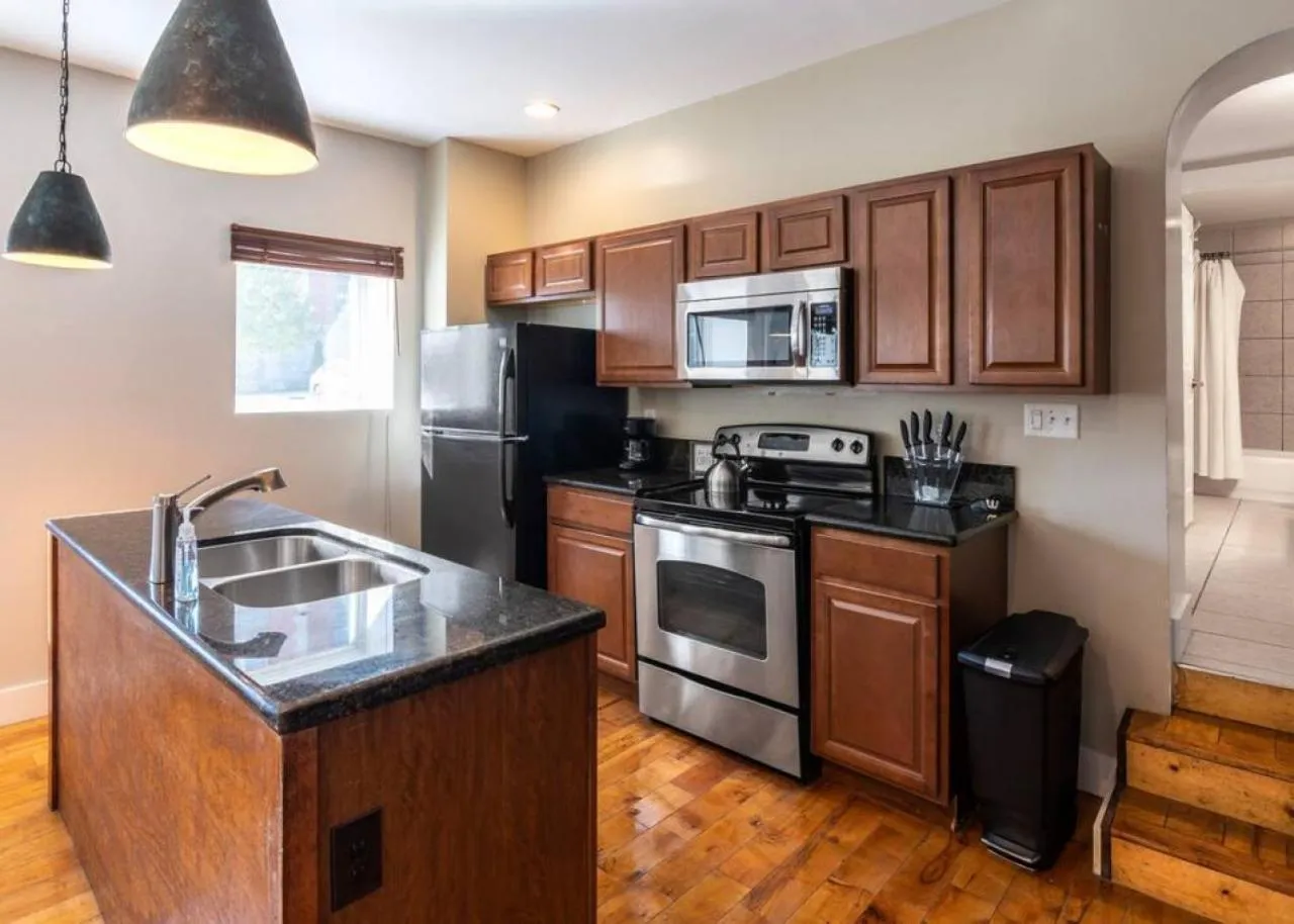 Broadway Suites - Stunning Downtown Condos