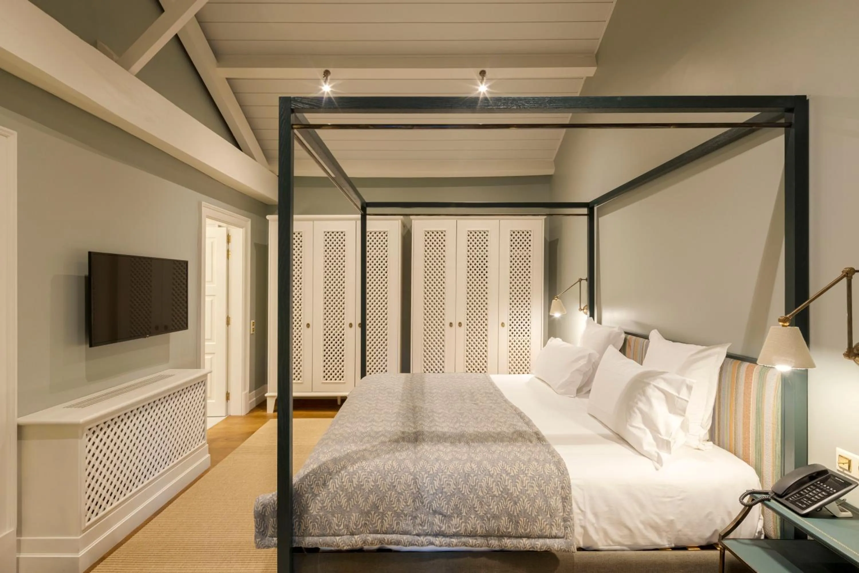 Bedroom, Bed in Valverde Santar Hotel & SPA - Relais & Châteaux