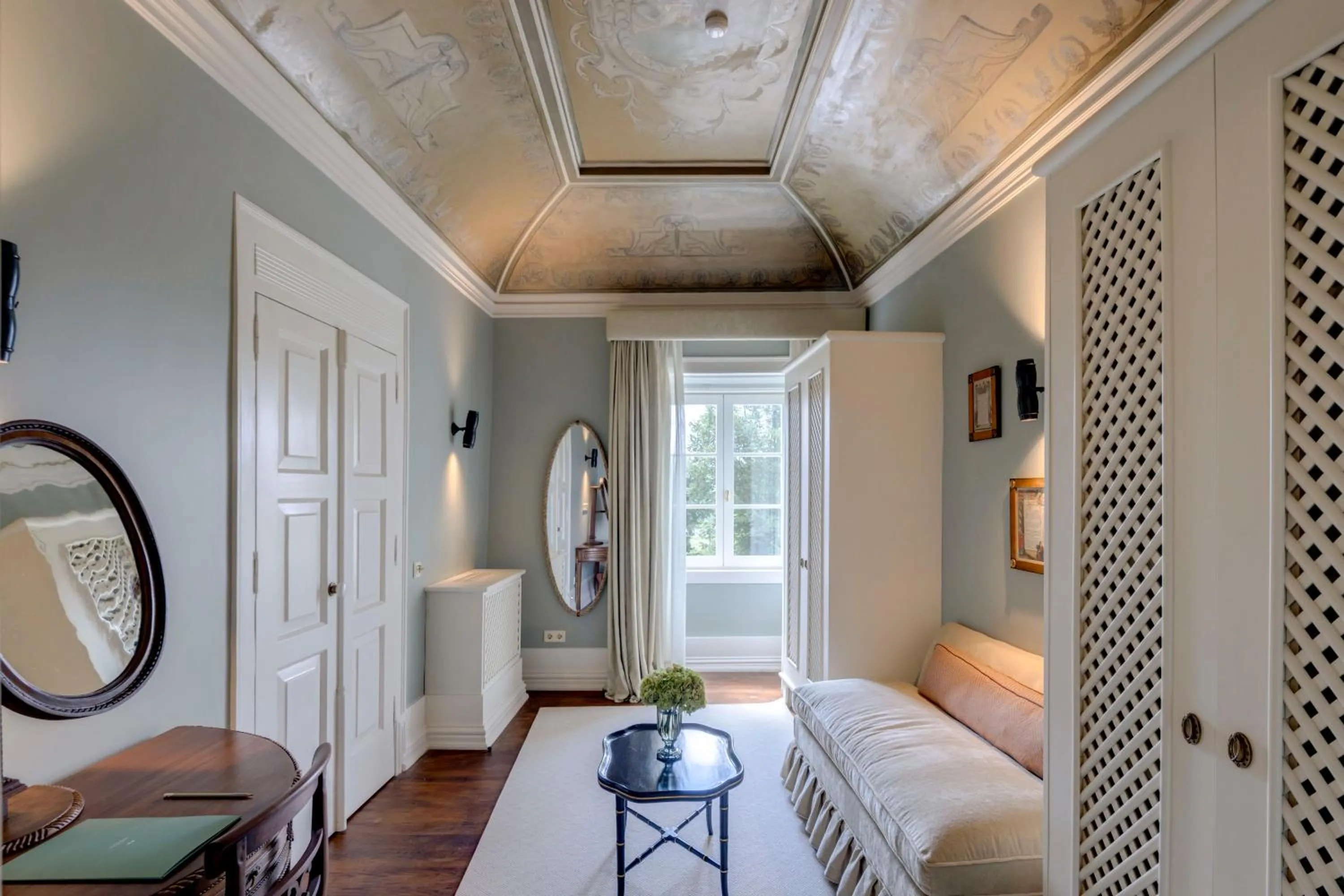 Living room, Bed in Valverde Santar Hotel & SPA - Relais & Châteaux