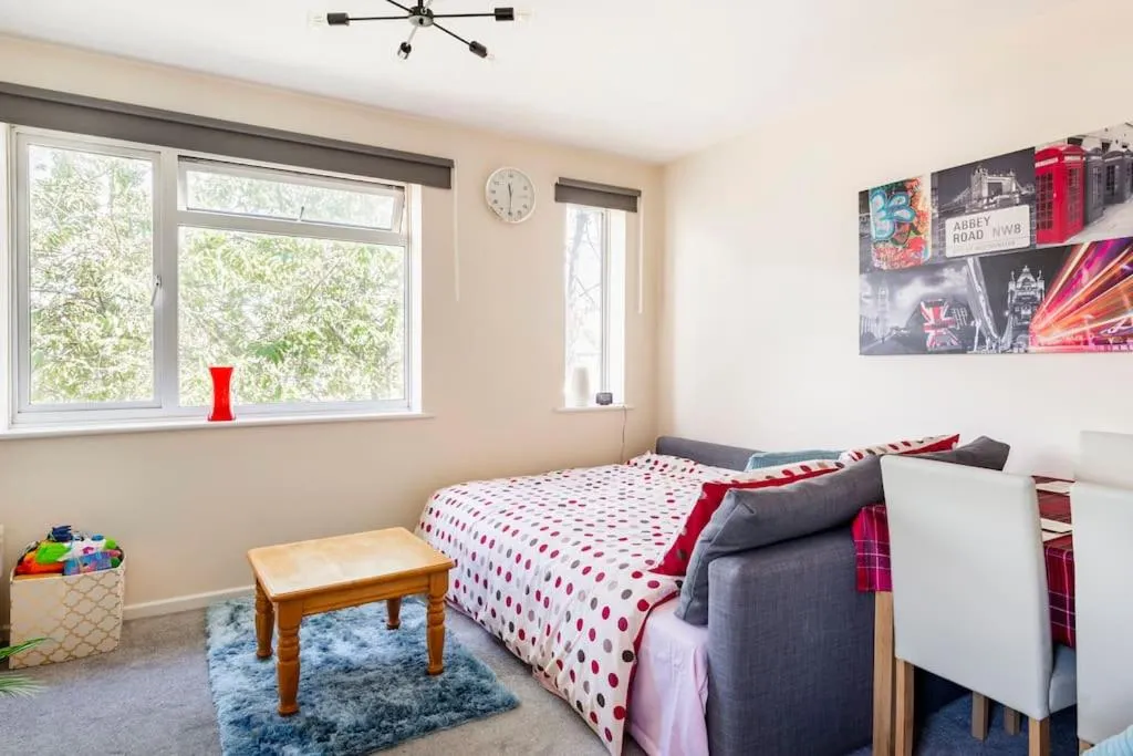 Bed in Charming Entire 2-Bedroom House in Milton Keynes