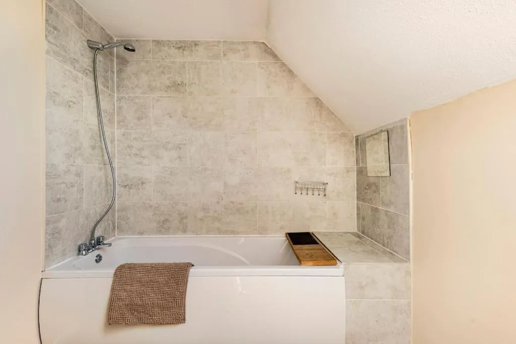 Shower in Charming Entire 2-Bedroom House in Milton Keynes