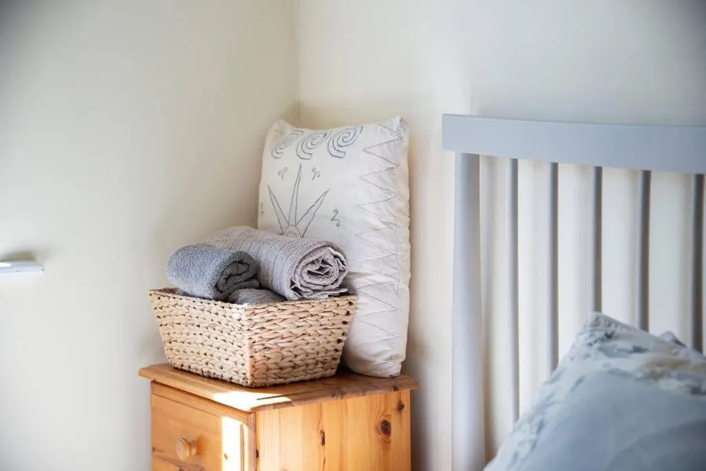 towels, Bed in Charming Entire 2-Bedroom House in Milton Keynes