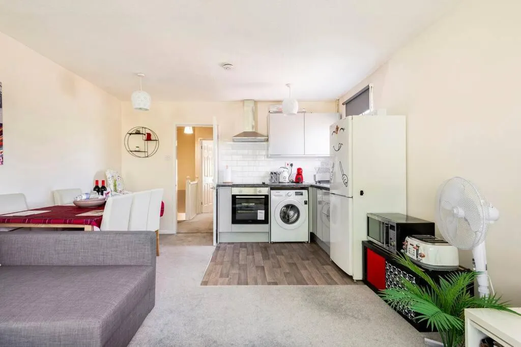 Kitchen or kitchenette in Charming Entire 2-Bedroom House in Milton Keynes