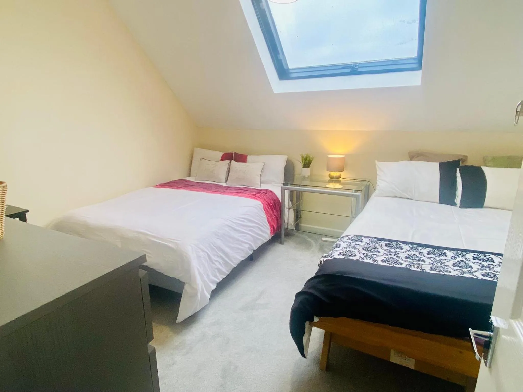 Photo of the whole room, Bed in Charming Entire 2-Bedroom House in Milton Keynes