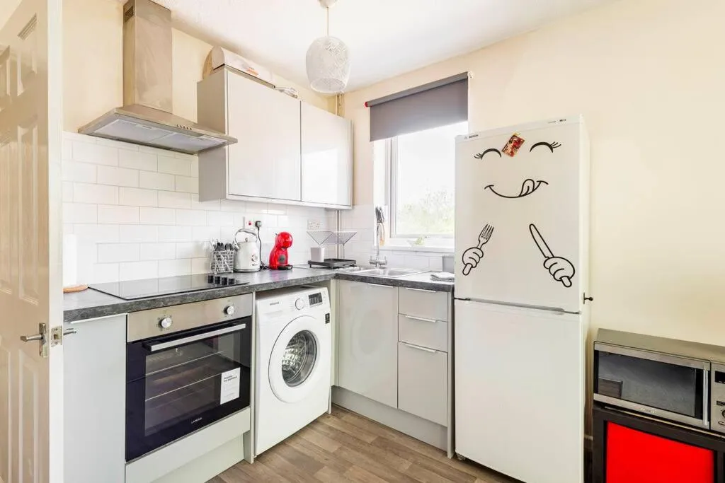 Kitchen or kitchenette in Charming Entire 2-Bedroom House in Milton Keynes