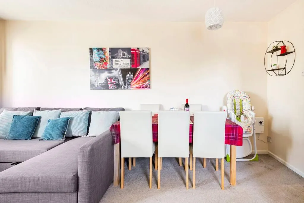 Living room in Charming Entire 2-Bedroom House in Milton Keynes