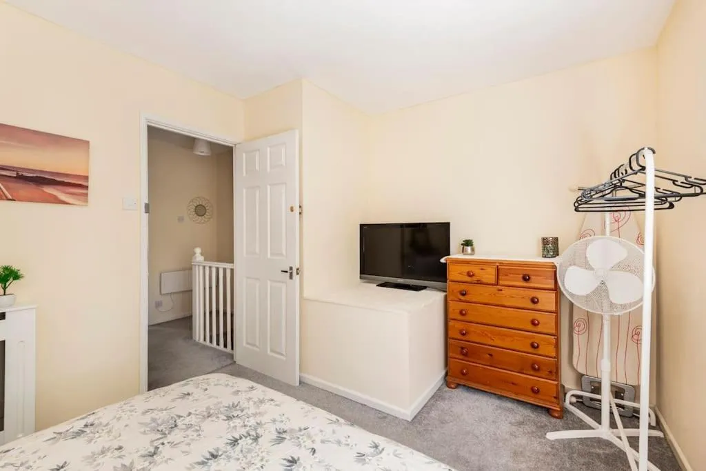Photo of the whole room, Bed in Charming Entire 2-Bedroom House in Milton Keynes